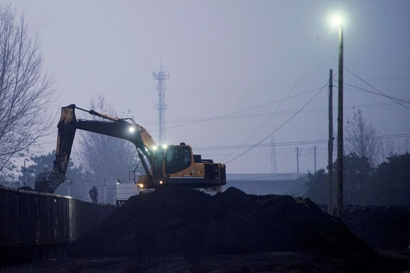 &copy; Reuters. FILE PHOTO: Excavator loads coal to a train in Pingdingshan, Henan province, China November 4, 2021. Picture taken November 4, 2021. REUTERS/Aly Song//File Photo