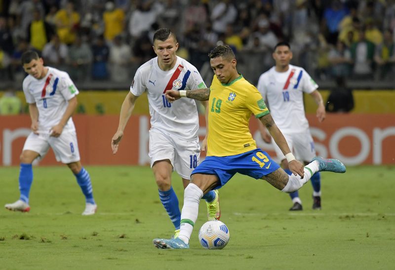 &copy; Reuters. Raphinha em partida do Brasil contra o Paraguai pelas eliminatórias da Copa do Mundo
01/02/2022
REUTERS/Washington Alves