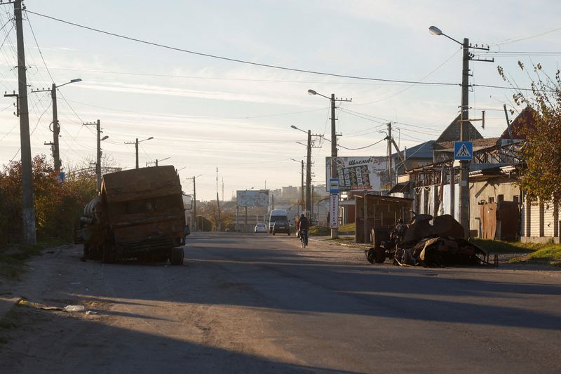 Russians retreat from riverbank opposite Kherson, attack Kyiv