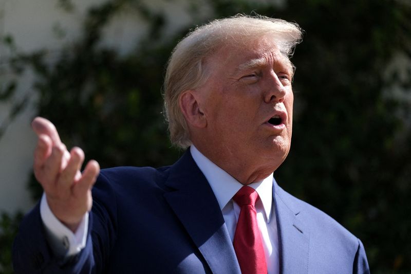 © Reuters. FILE PHOTO: Former U.S. President Donald Trump speaks outside a polling station during midterm election in Palm Beach, Florida, U.S. November 8, 2022.  REUTERS/Ricardo Arduengo