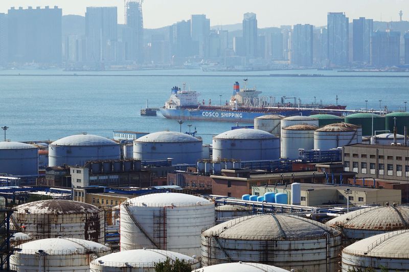 &copy; Reuters. 　１１月１５日、中国国家統計局が１５日公表したデータによると、１０月の原油処理量は前年同月比０．８％増で、２カ月連続の増加となった。写真は石油タンク。中国の大連で２０１９