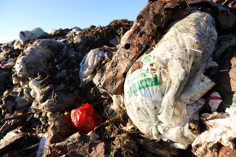 © Reuters. A compostable plastic bag full of food scraps is seen alongside non-compostable plastic bags in a recently received truckload of food waste at Recology Blossom Valley Organics North near Vernalis, California, U.S., November 10, 2022.  REUTERS/Brittany Hosea-Small