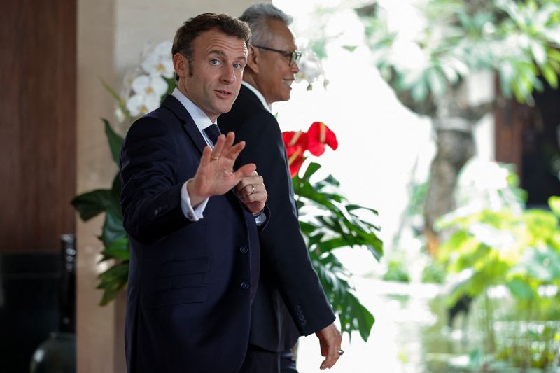 &copy; Reuters. Le président français Emmanuel Macron arrive au sommet du G20 à Nusa Dua, Bali, Indonésie. /Photo prise le 15 novembre 2022/REUTERS/Willy Kurniawan