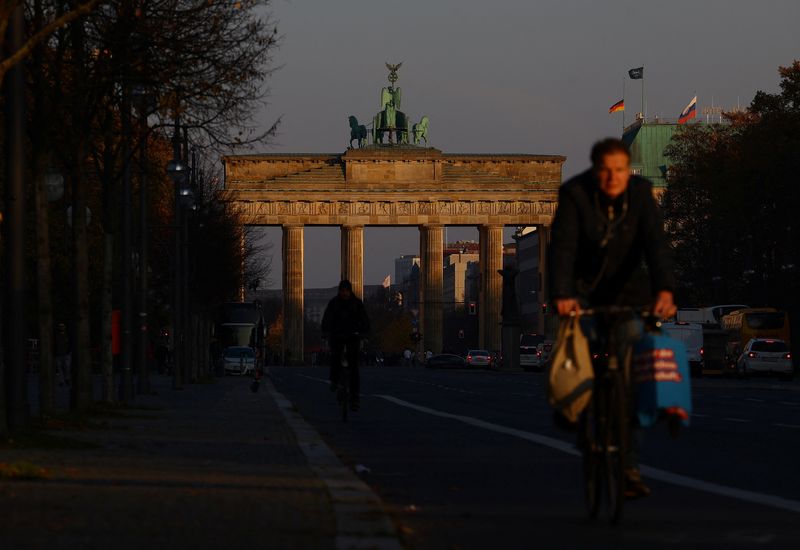 © Reuters. People ride bikes on a road in front of Brandenburg Gate, on an autumn day, in central Berlin, Germany, November 14, 2022. REUTERS/Lisi Niesner