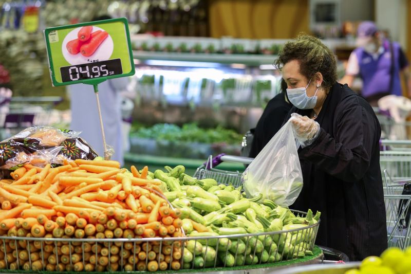 &copy; Reuters. FILE PHOTO: A woman, wearing a face mask buys vegetables at a supermarket, following the outbreak of the coronavirus disease (COVID-19), in Riyadh, Saudi Arabia June 14, 2020. REUTERS/Ahmed Yosri