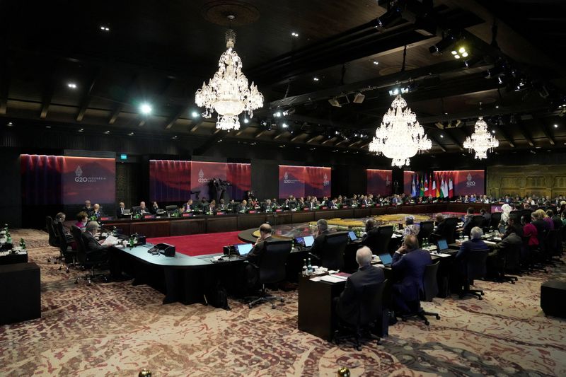 &copy; Reuters. قادة مجموعة العشرين خلال قمة مجموعة العشرين في نوسا دوا بإندونسيا يوم الثلاثاء. صورة لرويترز من ممثل لوكالات الأنباء.
