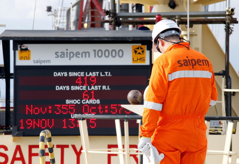 &copy; Reuters. Un operaio nei pressi della nave Saipem 10000 nel porto di Genova. REUTERS/Alessandro Garofalo