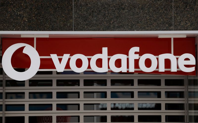 &copy; Reuters. Il logo Vodafone presso una filiale a Ronda, in Spagna. REUTERS/Jon Nazca