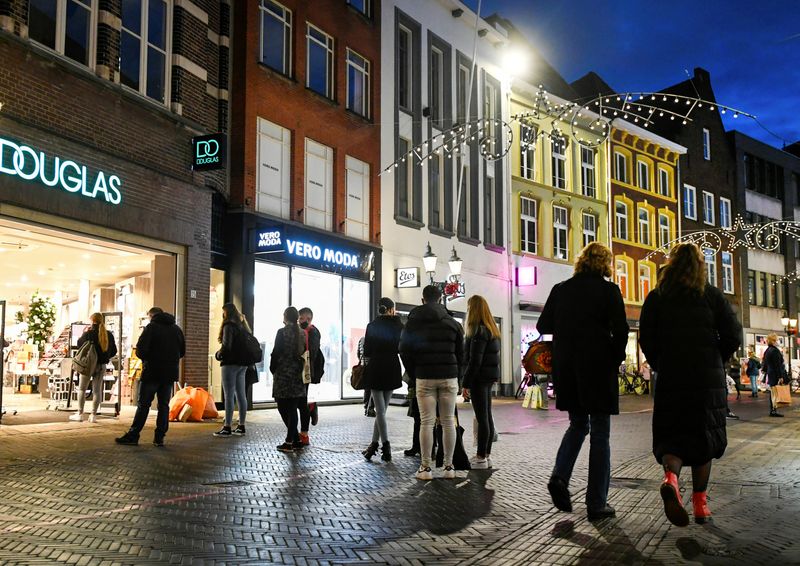 &copy; Reuters. FILE PHOTO: People do their last Christmas shopping before The Netherlands will go into a tough second lockdown, amid the coronavirus disease (COVID-19) outbreak, in the city centre of Venlo, Netherlands December 14, 2020. REUTERS/Piroschka van de Wouw