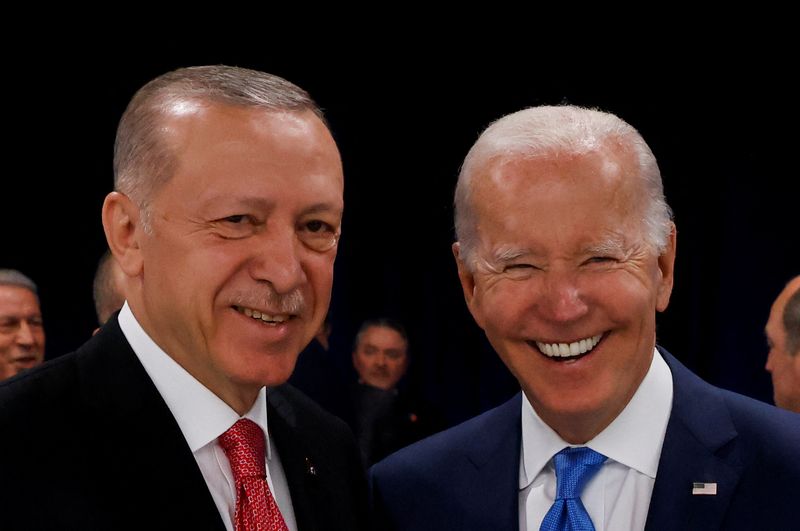 &copy; Reuters. الرئيس الأمريكي جو بايدن ونظيره التركي رجب طيب أردوغان في مدريد يوم 29 يونيو حزيران 2022. تصوير : إيف هيرمان - رويترز.