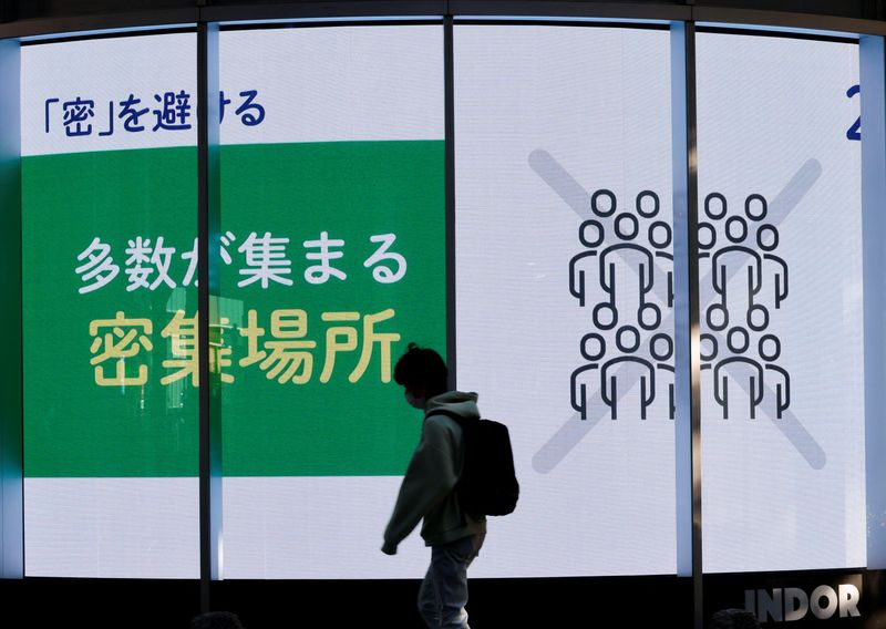 &copy; Reuters. Una pantalla eléctrica muestra un aviso sobre las medidas de seguridad contra el COVID-19, durante la pandemia en Tokio, Japón, 11 de noviembre de 2022. REUTERS/Issei Kato