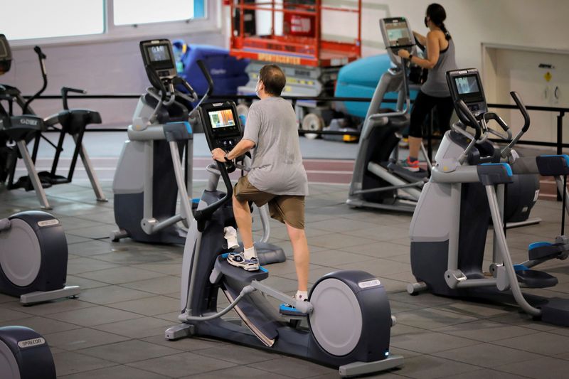 &copy; Reuters. FILE PHOTO: Members exercise inside Chelsea Piers Fitness, Manhattan's largest fitness facility on the first day of the re-opening of gyms in New York City following the outbreak of the coronavirus disease (COVID-19) in New York, U.S., September 2, 2020. 