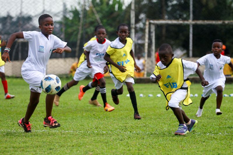&copy; Reuters. Varios niños durante una sesión del programa de fútbol de la FIFA para escuelas en Abiyán, Costa de Marfil, el 9 de noviembre de 2022. REUTERS/Luc Gnago