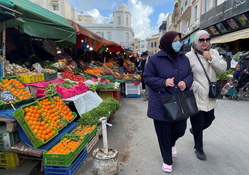 © Reuters. سيدتان تسيران في أحد أسواق العاصمة التونسية تونس في الأول من فبراير شباط 2022. تصوير : جهاد عبيدولاي- رويترز . 