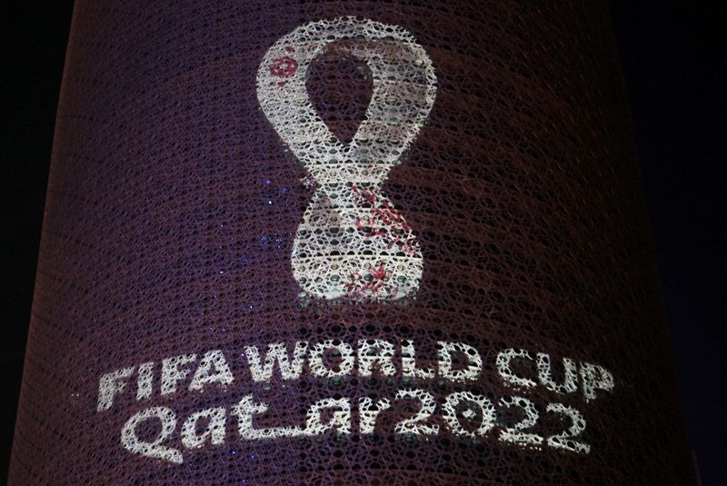&copy; Reuters. الشعار الرسمي لبطولة كأس العالم لكرة القدم 2022 في قطر على برج الدوحة بالدوحة. صورة من أرشيف رويترز . تصوير : نسيم زيتون- رويترز . 