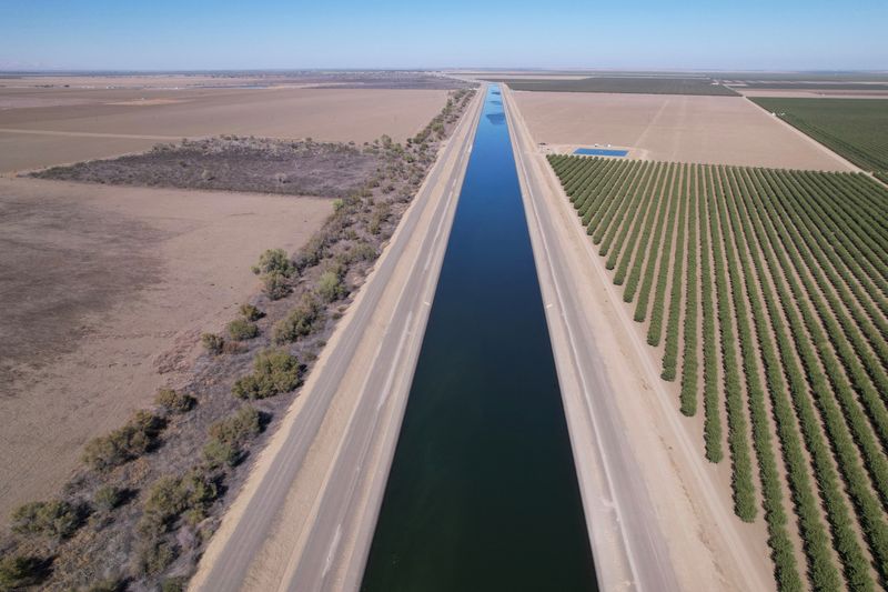 &copy; Reuters. The dried out Arroyo Pasajero Creek is seen alongside an aqueduct in Huron, California, U.S. on October 25, 2022. REUTERS/Nathan Frandino