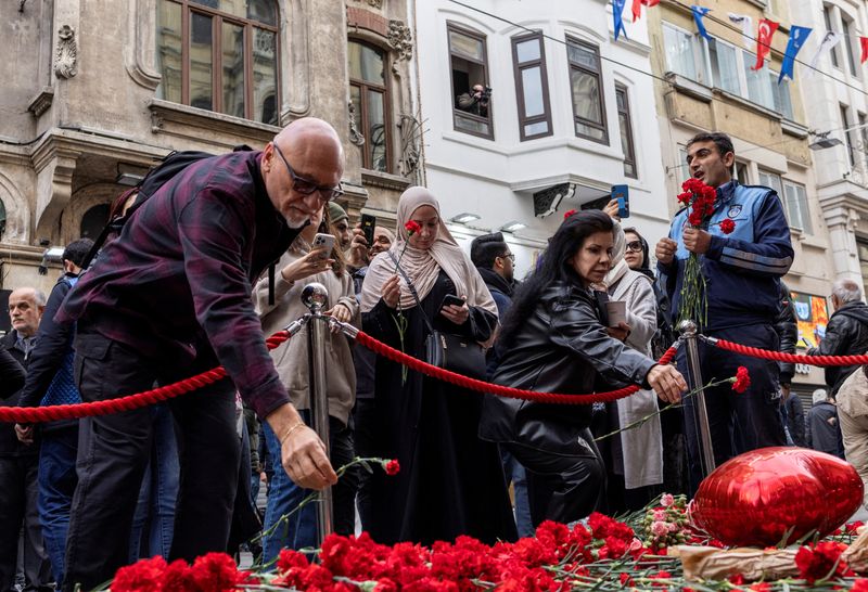© Reuters. أشخاص يضعون الزهور تكريما لضحايا انفجار يوم الأحد الذي وقع في شارع الاستقلال في إسطنبول يوم الاثنين. تصوير: أوميت بكطاش رويترز.