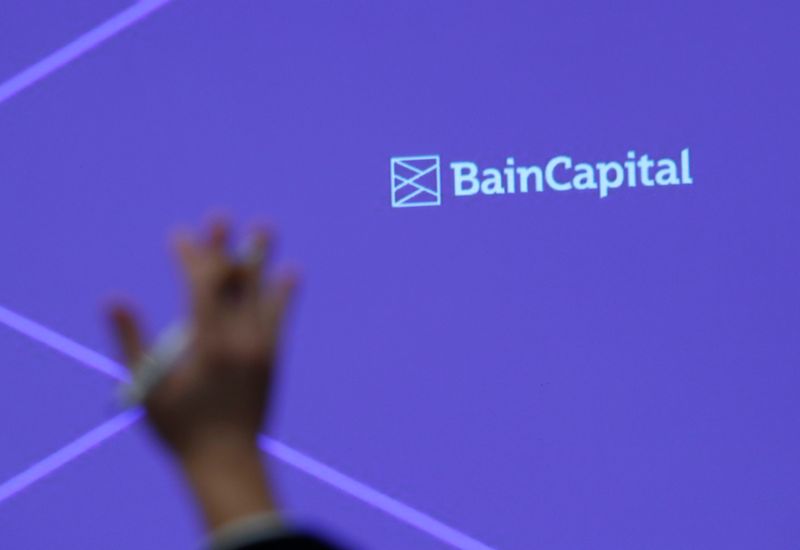 &copy; Reuters. FILE PHOTO:  A reporter raises his hand to ask a question during a news conference by Bain Capital LP Managing Director Yuji Sugimoto (not in the picture) in Tokyo, Japan October 5, 2017. REUTERS/Kim Kyung-Hoon