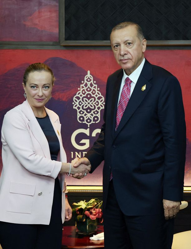 &copy; Reuters. الرئيس التركي رجب طيب أردوغان ورئيسة الوزراء جورجا ميلوني خلال مؤتمر قمة مجموعة العشرين في نوسا دوا بإندونسيا يوم الثلاثاء. صورة لرويترز من