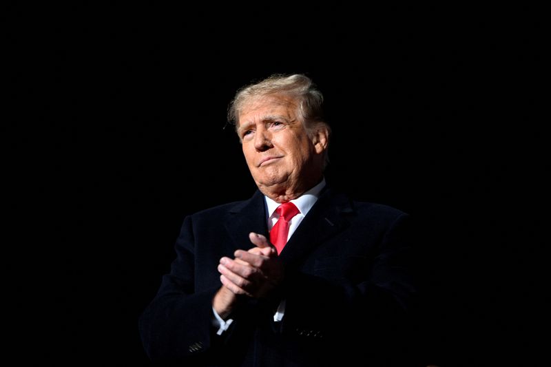 © Reuters. FILE PHOTO: Former U.S. President Donald Trump attends a rally to support Republican candidates ahead of midterm elections, in Dayton, Ohio, U.S. November 7, 2022.  REUTERS/Gaelen Morse/File Photo