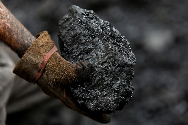 © Reuters. FILE PHOTO: A miner holds a piece of coal that was extracted from a coal mine, in Sabinas, Mexico August 19, 2022.    REUTERS/Daniel Becerril/File Photo