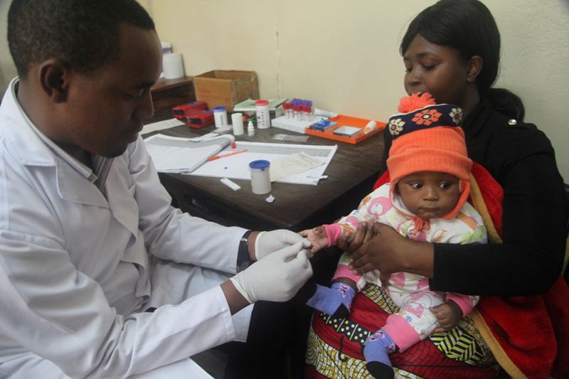 © Reuters. FILE PHOTO: A doctor tests a child for malaria at the Ithani-Asheri Hospital in Arusha, Tanzania, May 11, 2016. REUTERS/Katy Migiro/File Photo