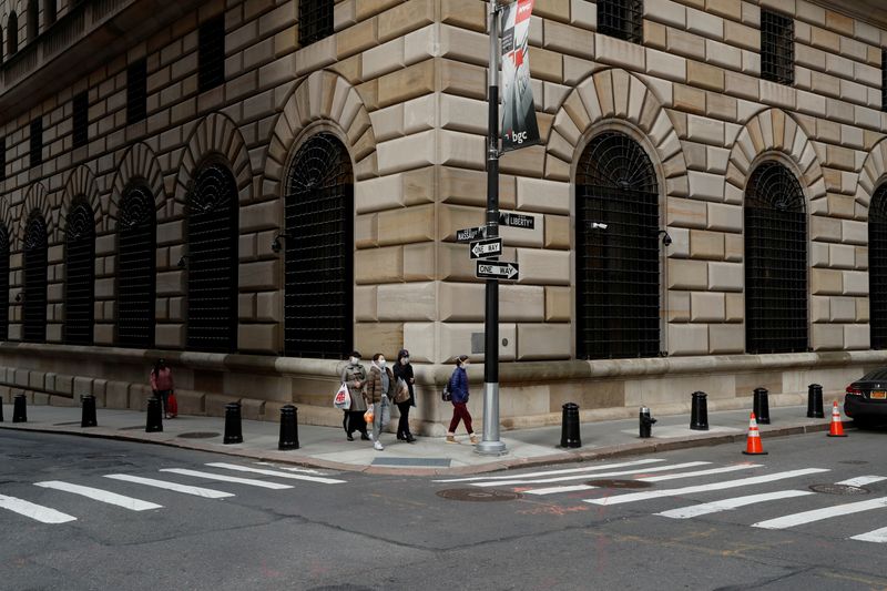 &copy; Reuters. FILE PHOTO: People walk wearing masks outside The Federal Reserve Bank of New York in New York City, U.S., March 18, 2020. REUTERS/Lucas Jackson/File Photo