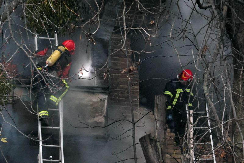 © Reuters. Bomberos trabajan para apagar un incendio en un edificio residencial afectado por un ataque de misiles rusos, en medio del ataque de Rusia a Ucrania, en Kiev, Ucrania. 15 de noviembre de 2022. REUTERS/Gleb Garanich