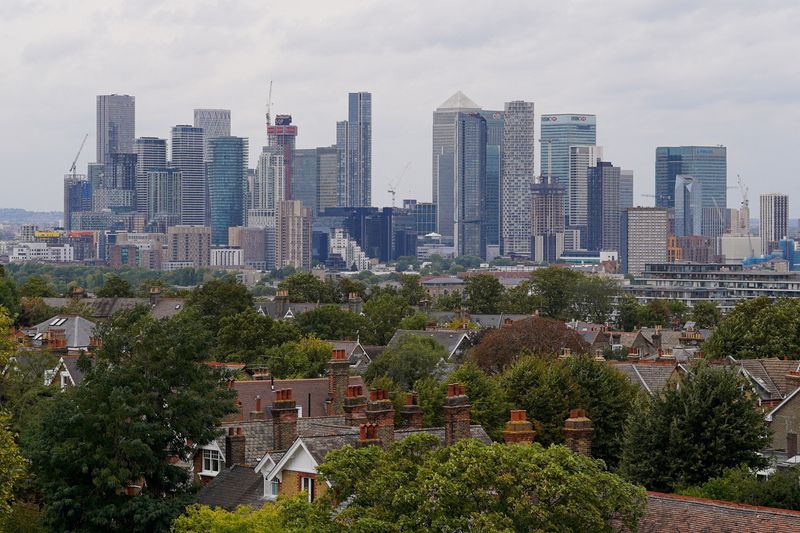 &copy; Reuters. FILE PHOTO: A general view of the Canary Wharf financial district is pictured in London, Britain, September 30, 2022. REUTERS/Maja Smiejkowska/File Photo