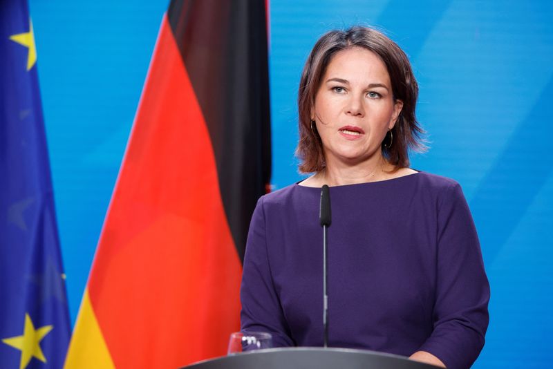 &copy; Reuters. وزيرة الخارجية الألمانية أنالينا بيربوك خلال مؤتمر صحفي في برلين يوم الثلاثاء. تصوير: ميشيل تانتوسي - رويترز. 