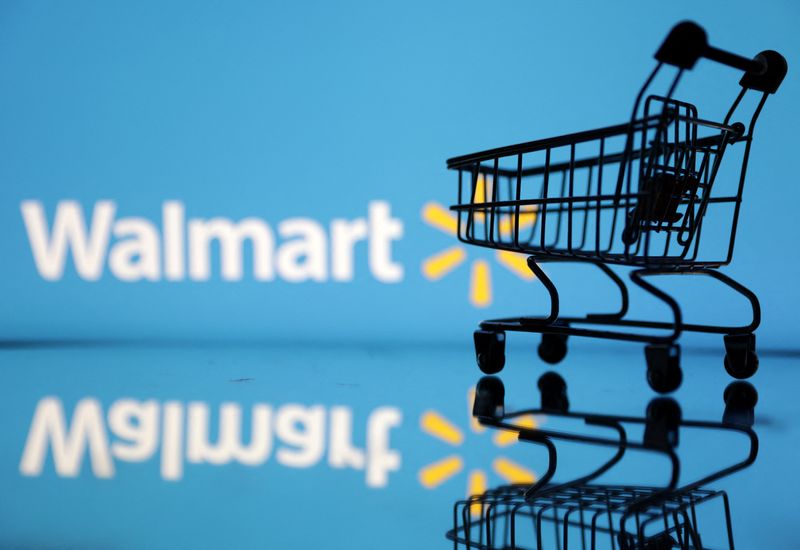 &copy; Reuters. Un carrello della spesa davanti al logo Walmart in questa illustrazione, 24 luglio 2022. REUTERS/Dado Ruvic/Illustrazione