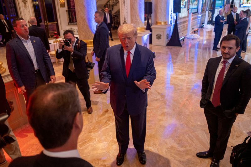 &copy; Reuters. FOTO DE ARQUIVO: O ex-presidente dos EUA, Donald Trump, fala com a imprensa no terreno de seu resort Mar-a-Lago na noite das eleições de meio de mandato em Palm Beach, Flórida, EUA, 8 de novembro de 2022. REUTERS/Ricardo Arduengo/File Photo