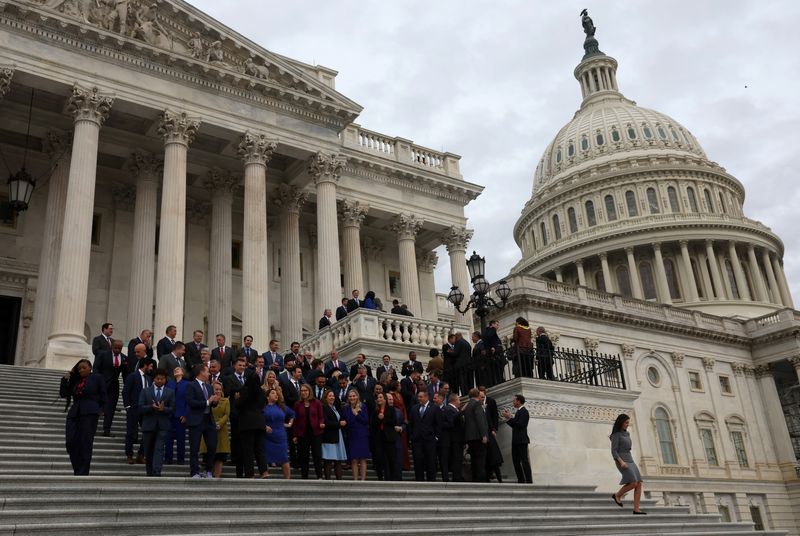 &copy; Reuters. Representantes electos de la Cámara de Estados Unidos, después de tomarse una foto de grupo fuera del edificio del Capitolio de Estados Unidos en Washington, Estados Unidos. 15 de noviembre de 2022. REUTERS/Leah Millis