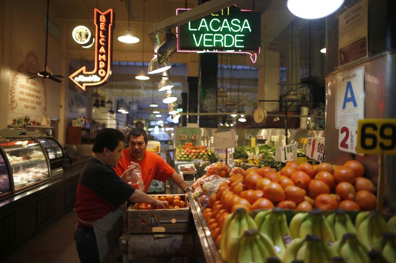 © Reuters. FILE PHOTO: Men unload vegetables at Grand Central Market in Los Angeles, California, March 9, 2015.  REUTERS/Lucy Nicholson/File Photo