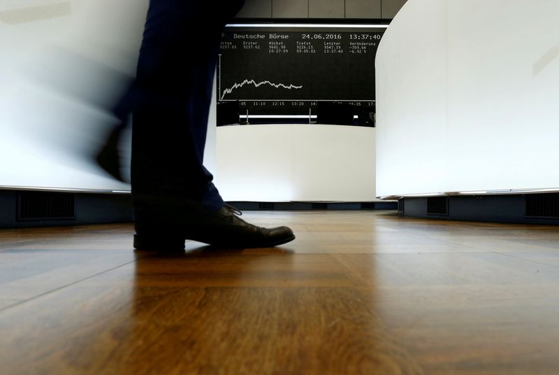 &copy; Reuters. Photo d'un trader qui passe devant le tableau de l'indice DAX allemand sur le parquet de la bourse de Francfort. /Photo prise le 24 juin 2016/REUTERS/Ralph Orlowski