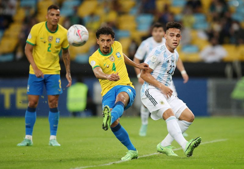 © Reuters. Marquinhos de Brasil en acción con el argentino Lautaro Martinez REUTERS/Ricardo Moraes/Foto de Archivo