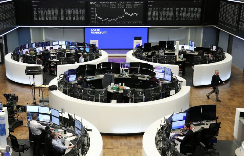 &copy; Reuters. شاشة تعرض بيانات من مؤشر داكس الألماني في بورصة فرانكفورت يوم الثلاثاء. تصوير رويترز. 