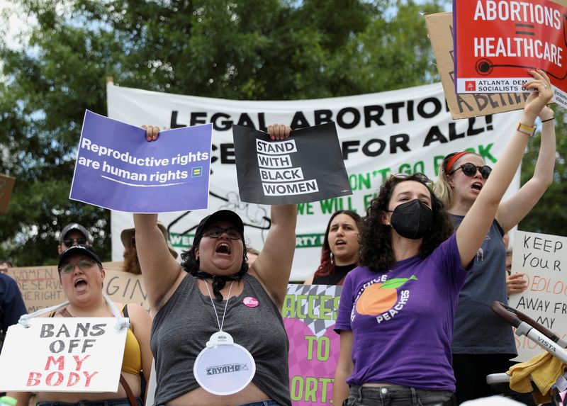 &copy; Reuters. FILE PHOTO: Abortion rights protesters participate in nationwide demonstrations following the leaked Supreme Court opinion suggesting the possibility of overturning the Roe v. Wade abortion rights decision, in Atlanta, Georgia, U.S., May 14, 2022. REUTERS