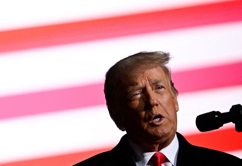 © Reuters. FILE PHOTO: Former U.S. President Donald Trump speaks at a rally to support Republican candidates ahead of midterm elections, in Dayton, Ohio, U.S. November 7, 2022.  REUTERS/Gaelen Morse/File Photo