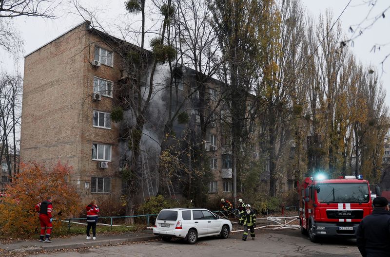 &copy; Reuters. Bombeiros trabalham para apagar um incêndio em um prédio residencial atingido por um ataque russo, em meio ao conflito entre Rússia e Ucrânia, em Kiev, Ucrânia, 15 de novembro de 2022. REUTERS/Gleb Garanich