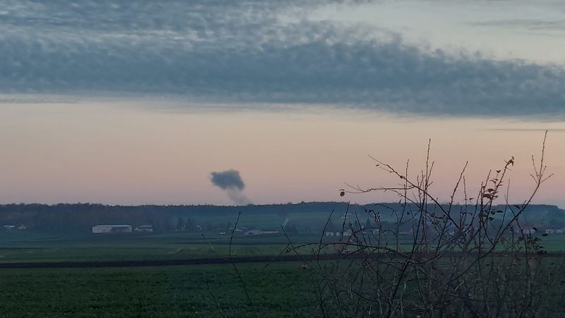 &copy; Reuters. Photo de la fumée qui monte au loin, au milieu de rapports faisant état de deux explosions en Pologne, près de la frontière avec l'Ukraine. /Photo prise le 15 novembre 2022 à Nowosiolki, Pologne/REUTERS/Stowarzyszenie Moje Nowosiolki