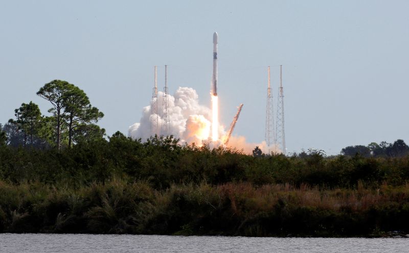 © Reuters. FILE PHOTO: SpaceX launches a Falcon 9 rocket carrying a pair of television broadcasting satellites for Intelsat from launch pad 40 at Cape Canaveral, Florida, U.S. November 12, 2022. REUTERS/Michael Weekes Jr./File Photo