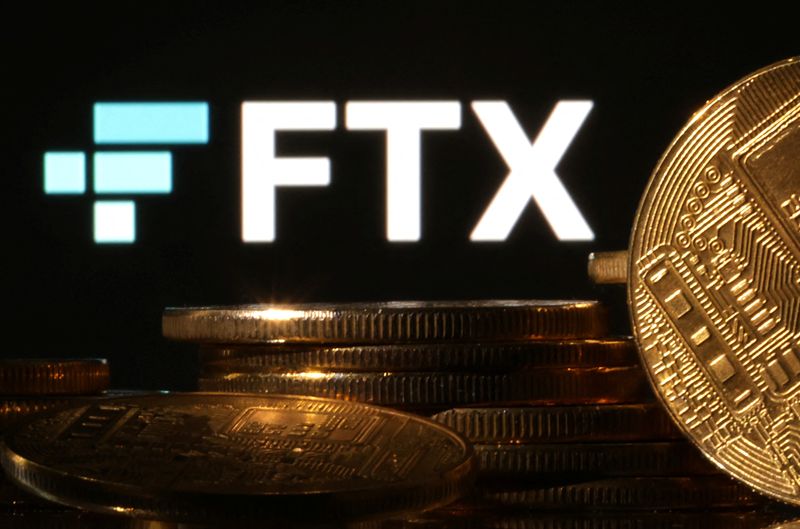 © Reuters. Representations of cryptocurrencies are seen in front of displayed FTX logo in this illustration taken November 10, 2022. REUTERS/Dado Ruvic/Illustration