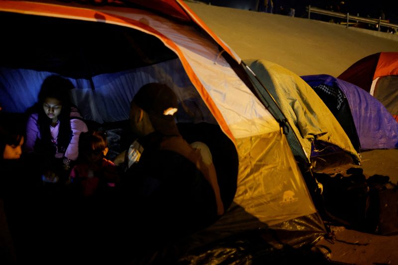 © Reuters. FILE PHOTO: Venezuelan migrants, some expelled from the U.S. to Mexico under Title 42 and others who have not yet crossed after the new immigration policies, stand in a camp on the banks of the Rio Bravo river in Ciudad Juarez, Mexico November 14, 2022. REUTERS/Jose Luis Gonzalez/File Photo