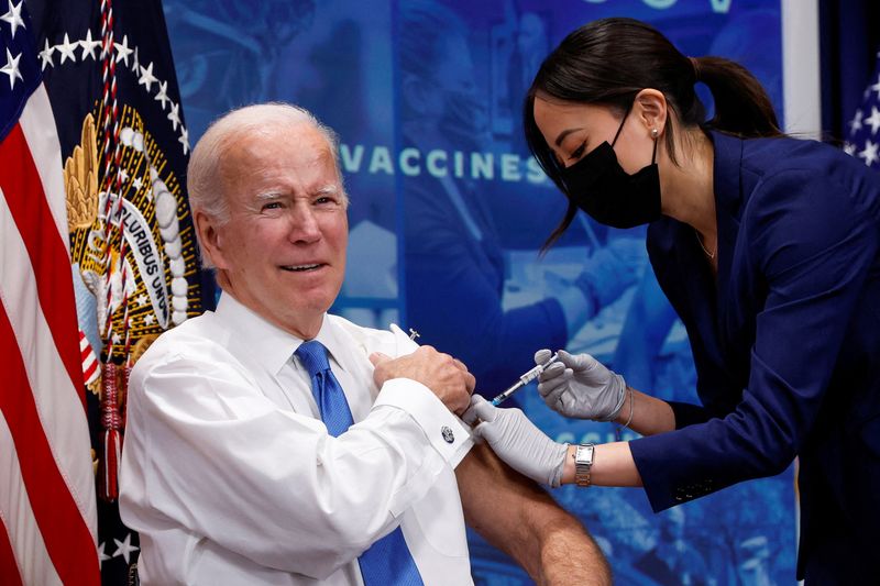 &copy; Reuters. FILE PHOTO: U.S. President Joe Biden receives an updated coronavirus disease (COVID-19) vaccine while launching a new plan for Americans to receive booster shots and vaccinations, onstage in an auditorium on the White House campus in Washington, U.S. Octo