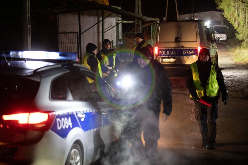 © Reuters. Police block a road, amid reports of two explosions, in Przewodow, Poland, November 15, 2022. Jakub Orzechowski/Agencja Wyborcza.pl via REUTERS ATTENTION EDITORS - THIS IMAGE WAS PROVIDED BY A THIRD PARTY. POLAND OUT. NO COMMERCIAL OR EDITORIAL SALES IN POLAND.