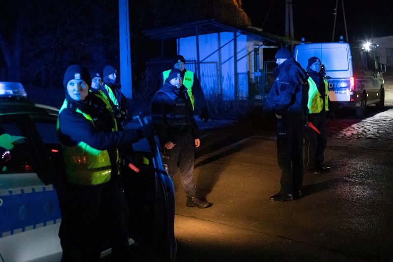 © Reuters. Police block a road, amid reports of two explosions, in Przewodow, Poland, November 15, 2022. Jakub Orzechowski/Agencja Wyborcza.pl via REUTERS ATTENTION EDITORS - THIS IMAGE WAS PROVIDED BY A THIRD PARTY. POLAND OUT. NO COMMERCIAL OR EDITORIAL SALES IN POLAND.