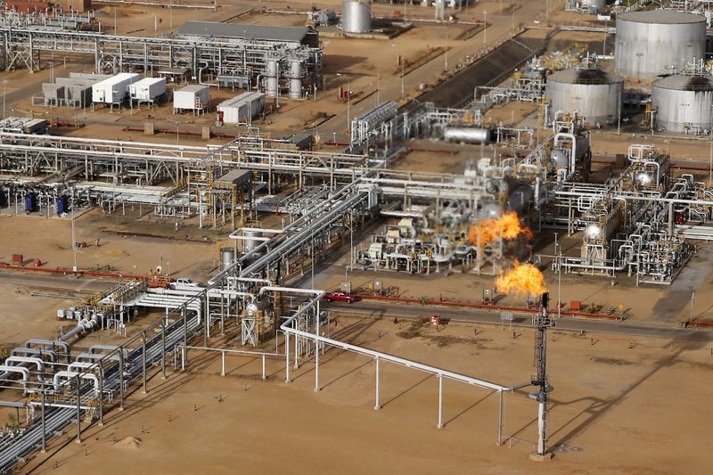 &copy; Reuters. FILE PHOTO: A flame burning natural gas is seen at an heavy-crude treatment plant operated by Venezuela's state oil company PDVSA, in the oil rich Orinoco belt, near Cabrutica at the state of Anzoategui April 16, 2015. REUTERS/Carlos Garcia Rawlins/File P