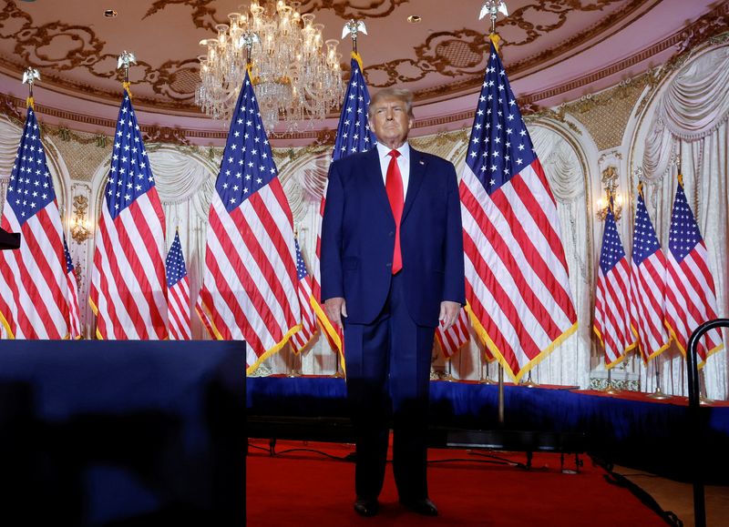 © Reuters. Former U.S. President Donald Trump stands onstage listening to applause as he arrives to announce that he will once again run for U.S. president in the 2024 U.S. presidential election during an event at his Mar-a-Lago estate in Palm Beach, Florida, U.S. November 15, 2022. REUTERS/Jonathan Ernst