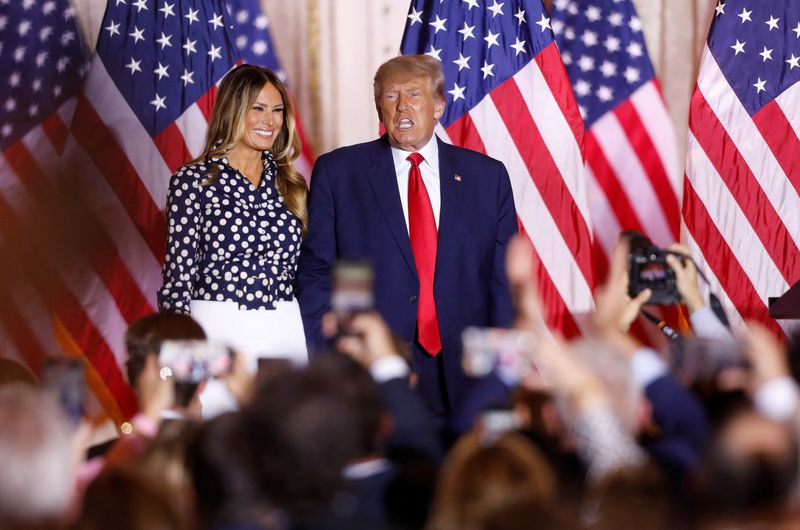 &copy; Reuters. الرئيس الأمريكي السابق دونالد ترامب يقف بجانب زوجته ميلانيا لإعلان ترشحه مرة أخرى لانتخابات الرئاسة الأمريكية لعام 2024  في منزله بفلوريدا ي